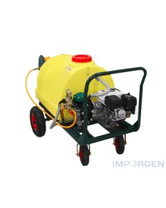 Carro pulverizador 200 litros con motor 5.5 hp y bomba FAR-30, ideal para realizar pulverización en cualquier área debido a su capacidad y dimensiones. Incluye enrollador, Manguera 50 mts y Lanza.